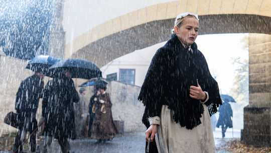 Hlavná hrdinka filmu Slúžka (Dana Droppová) je...