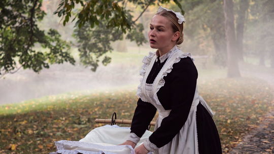 Zo slúžky Anky (Dana Droppová) sa stane pestúnka.