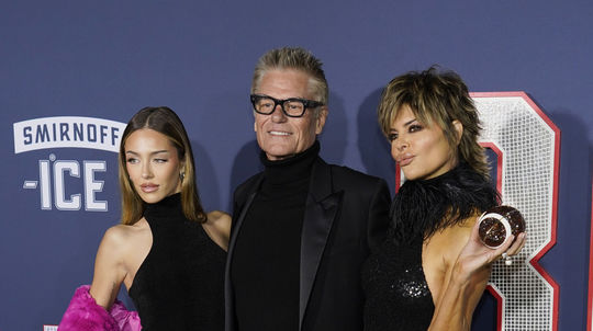 Herec Harry Hamlin prišiel na premiéru s...