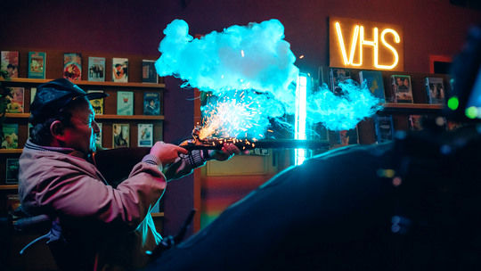 Zábery z čiernej komédie Invalid.