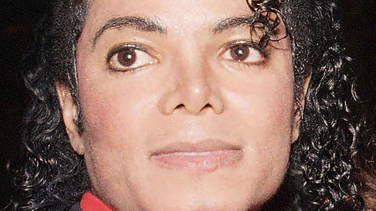Toto je muž, ktorý si zahrá Michaela Jacksona v novom filme. Tvorcovia ho našli v...
