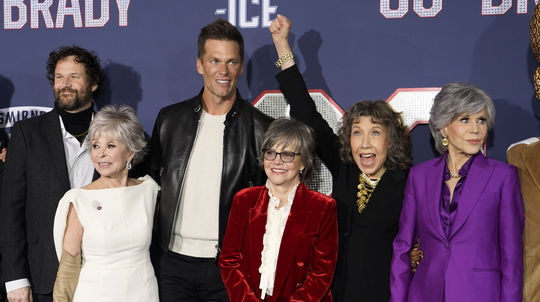 Zľava: Kyle Marvin, Rita Moreno, športovec Tom...