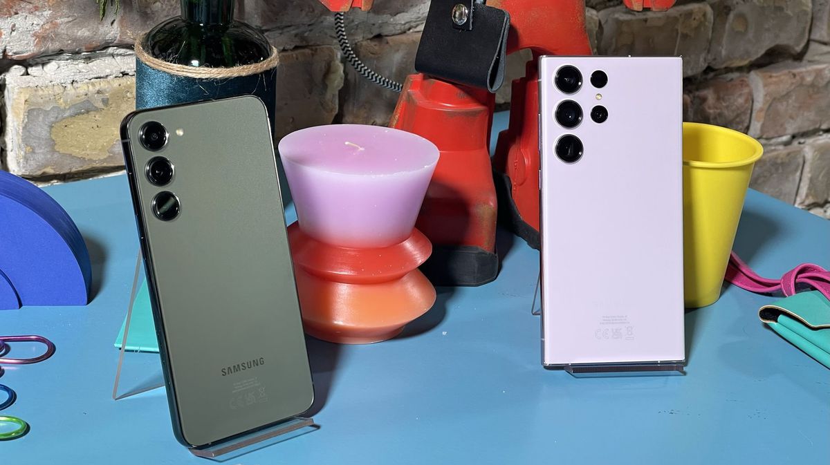 Galaxy S23 Ultra (vpravo) má vzadu štyri...