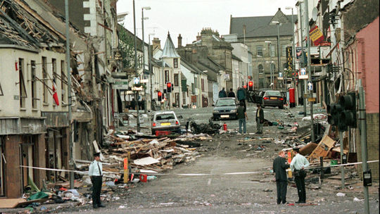Britská vláda nariadila vyšetriť útok v Omaghu s 29 obeťami spred štvrťstoročia
