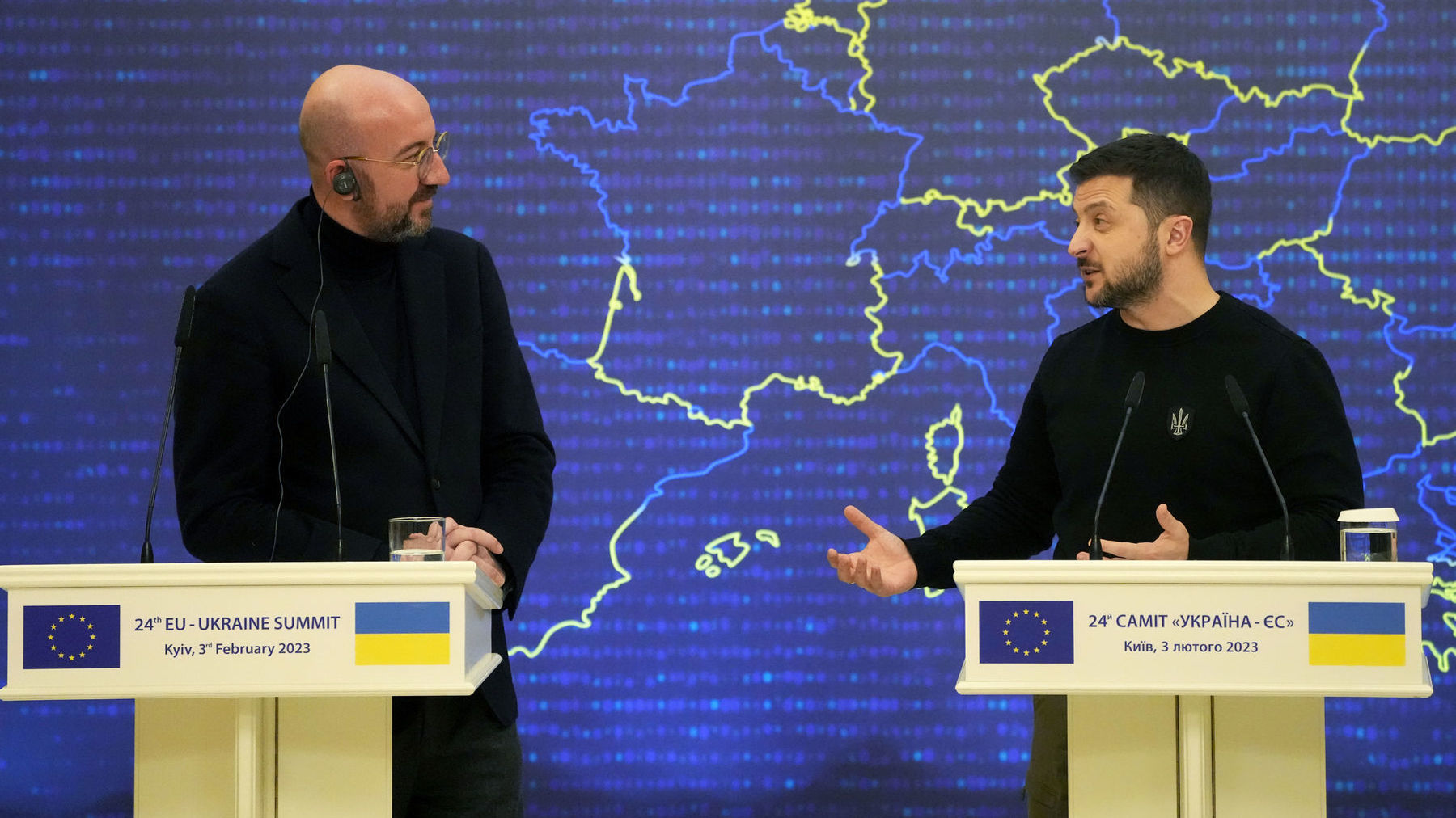 Na snímke sprava ukrajinský prezident Volodymyr...