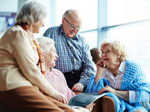 partia zabávajúcich sa seniorov, dôchodcovia, usmievaví penzisti