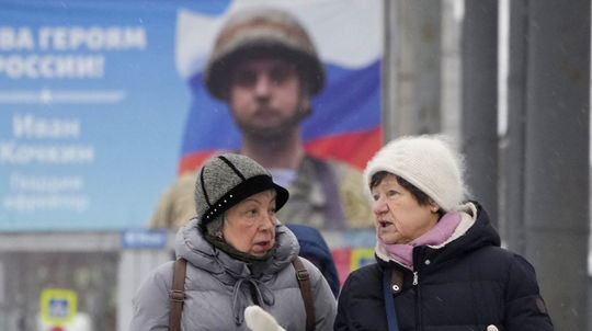 Aspoň zomrieš ako chlap. Príbehy Rusov, ktorých matky hnali zabíjať a zomierať na Ukrajine  