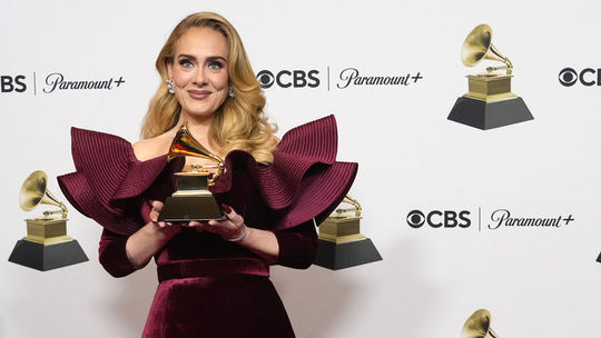OBRAZOM: Adele ako elegantná diva, Rexha ako z pánskeho magazínu, polonahý Styles a... prvá dáma USA prišla v zlate