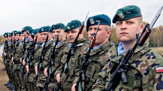 Tisícky mladých Poliakov sa hlásia na výcvikové kurzy armády. Prejdú si základnou 'vojenčinou' 