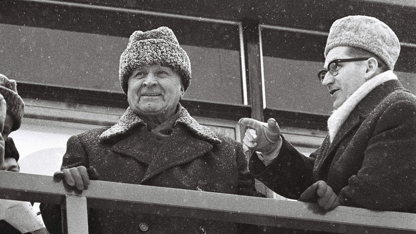 Predseda vlády Lubomír Štrougal (vpravo) a...