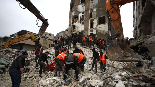 V Turecku sa začal prvý súdny proces o zodpovednosti za obete zemetrasení