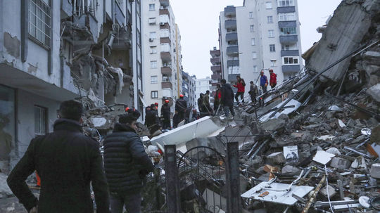 „Padali len budovy, ale cesty zostali celé“. Aj takto konšpirátori spochybňujú ničivé zemetrasenie v Turecku