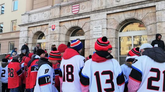 Pred banskobystrickým mestským úradom...