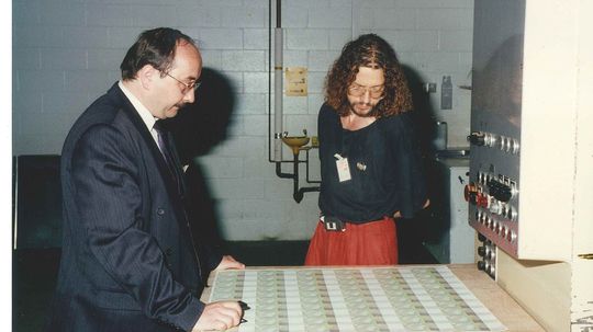 Emisia bankoviek a mincí