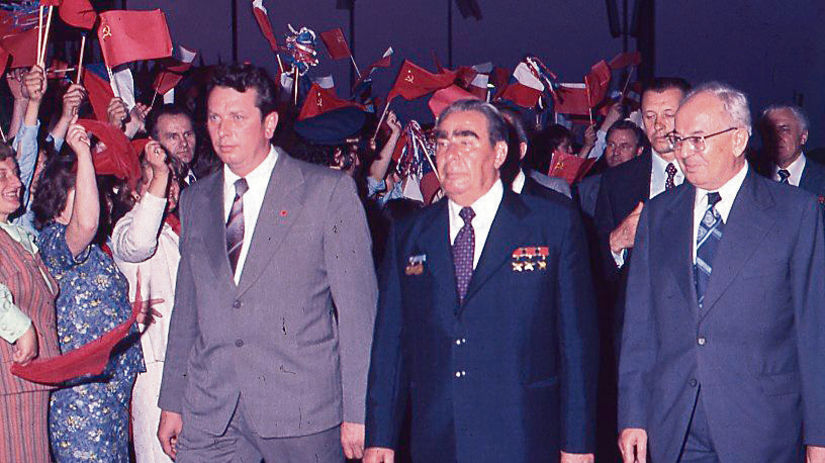 Leonid Brežnev (uprostred) na návšteve...