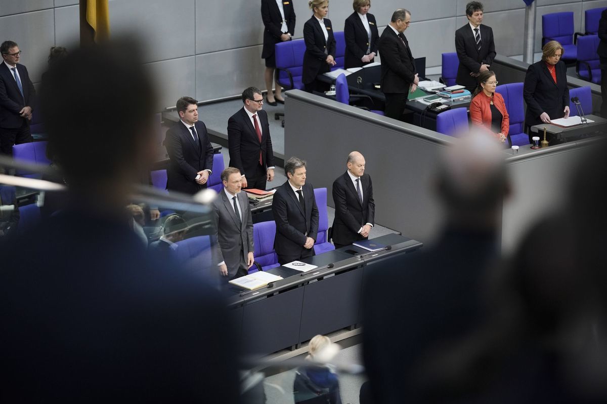 Nemecký kancelár Olaf Scholz (vpravo dole) pred...