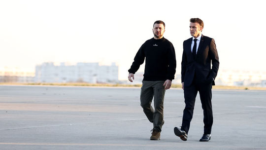 Francúzsky prezident Emmanuel Macron (vpravo) a...