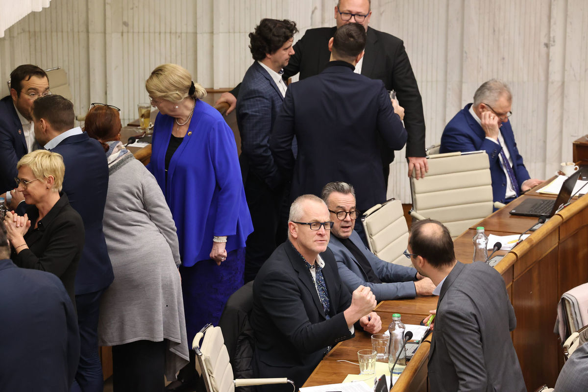 Na snímke poslanci z klubu OĽaNO
