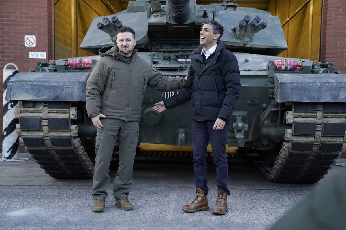 Britský premiér Rishi Sunak (vpravo) a...