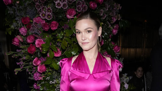 Julia Stiles na prehliadke Christian Siriano...