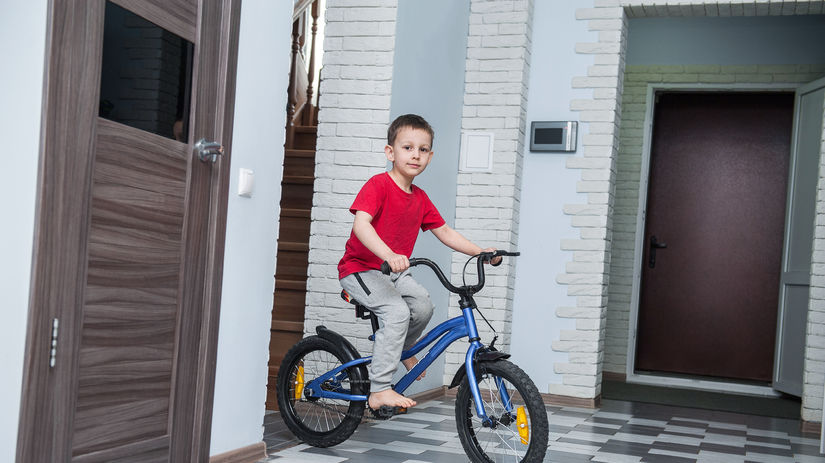 Malý chlapec na bicykli