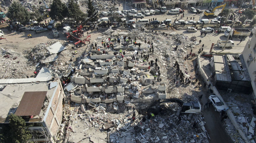 Turecko zemetrasenie živí niekoľkí záchrana