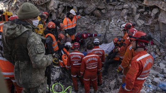 Tureckí záchranári vyslobodili z trosiek po 296 hodinách tri živé osoby, vrátane dieťaťa