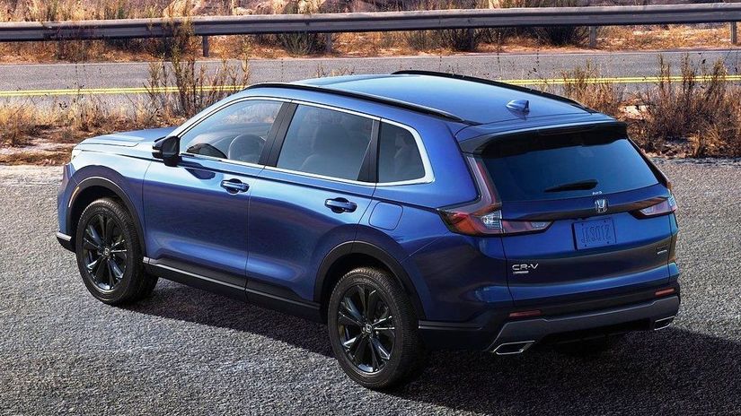 Vzadu ostalo CR-V verné vertikálnym svetlám....