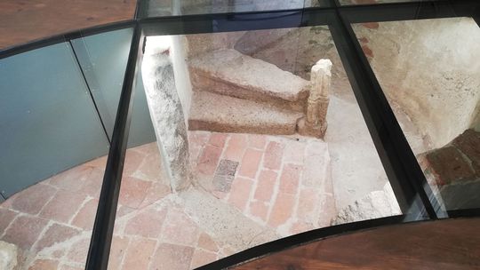 Torzo schodov v Kaplnke sv. Anny. 