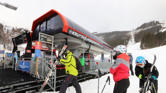 Na snímke lyžiari nastupujú do kabínkovej...
