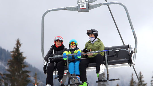 Lyžiarska sezóna sa na Slovensku začala skôr ako vlani, lyžiari si priplatia