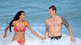 Kelly Gale a jej partner, švédsky herec Joel Kinnaman 