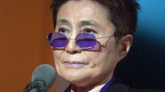 Yoko Ono na archívnej snímke z roku 2001.
