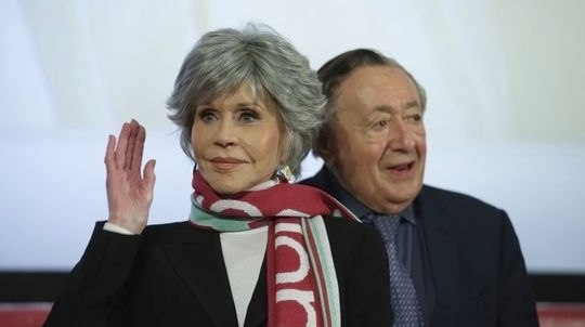 Jane Fonda na tlačovej konferencii, v pozadí...