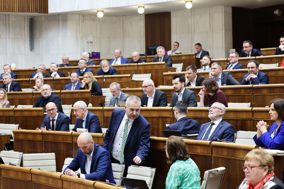Poslanci parlamentu počas hlasovania o otvorení...