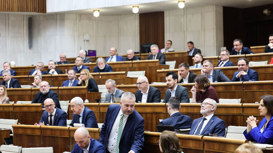 Poslanci parlamentu počas hlasovania o otvorení...