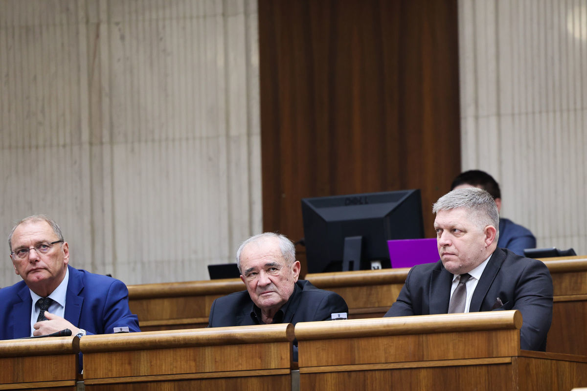 Poslanci Smeru a Robert Fico (vpravo) počas...