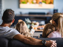 rodina, obývačka, televízia