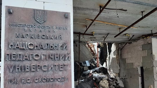 Charkovská univerzita v troskách. Nápis stále hlása: Skvelá práca