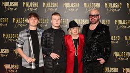 Dizajnér Fero Mikloško so svojou mamou a synovcami. 