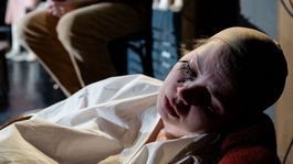 Hneď od úvodnej scény je jasné, že toto nie je...