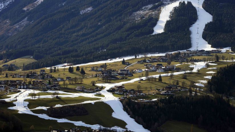 Les gens skient sur une bande de neige près de l'Austrian...
