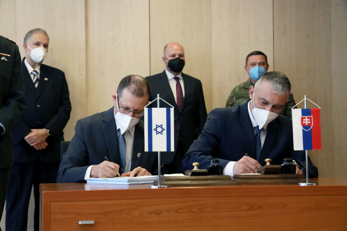 Zmluvu za izraelskú stranu podpísal riaditeľ...