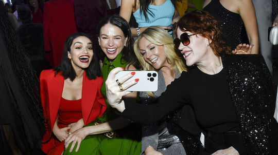 Zľava: Herečky Rachel Zegler, Sutton Foster,...