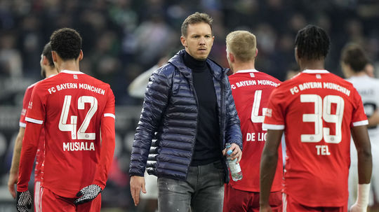 Tréner Bayernu vtrhol do šatne rozhodcov. Za to, čo im povedal, schytáva z každej strany