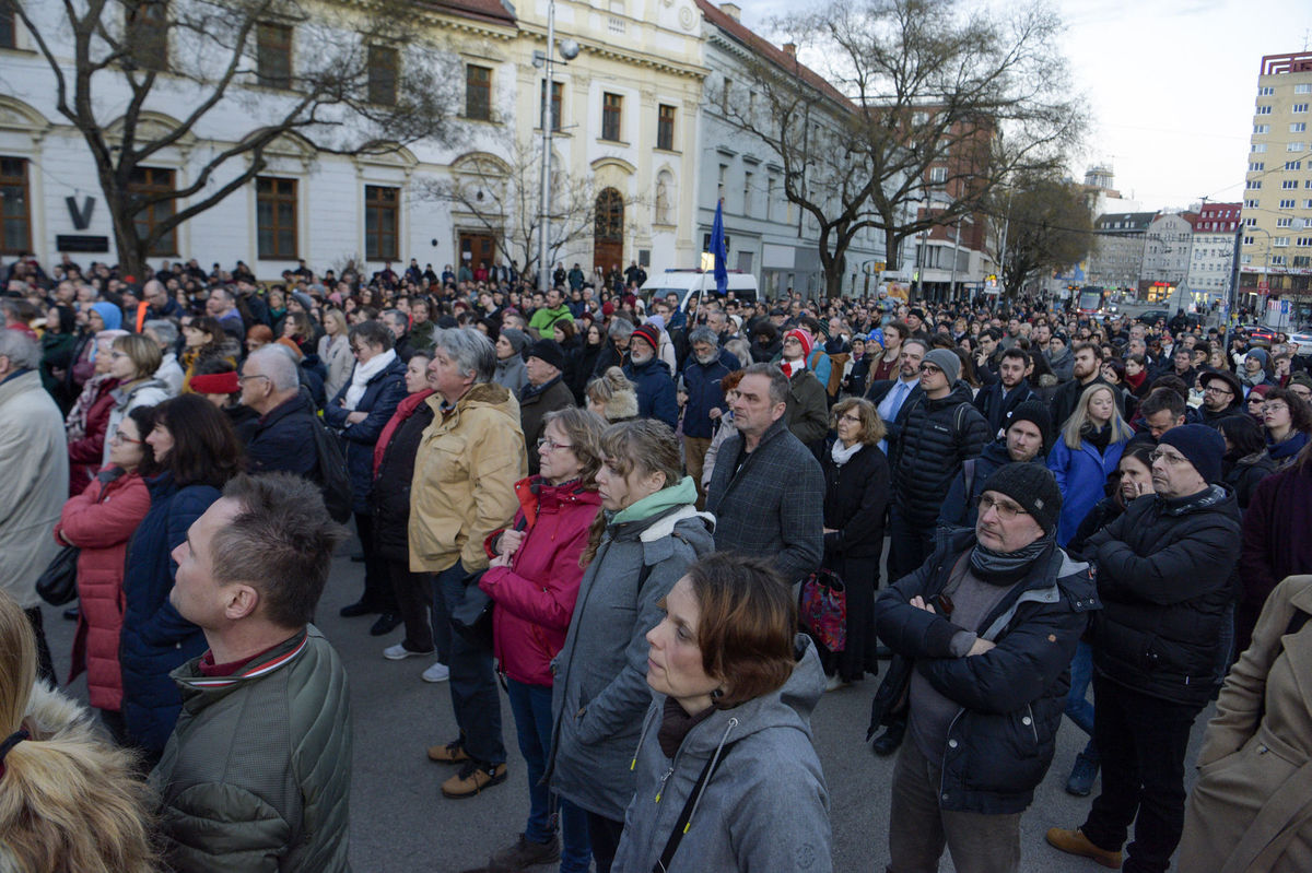 Účastníci zhromaždenia pod názvom Päť rokov bez...