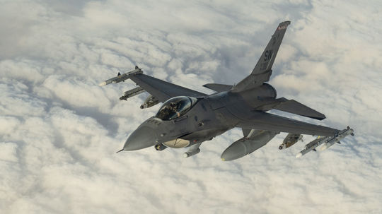 WP: Ukrajinskí piloti dokončia výcvik na F-16 najskôr na budúci rok v lete