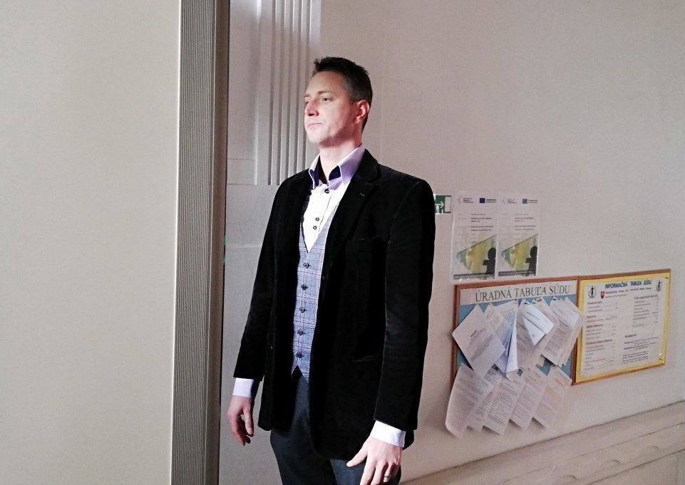 Jozef Brhel mladší prichádza na súd.