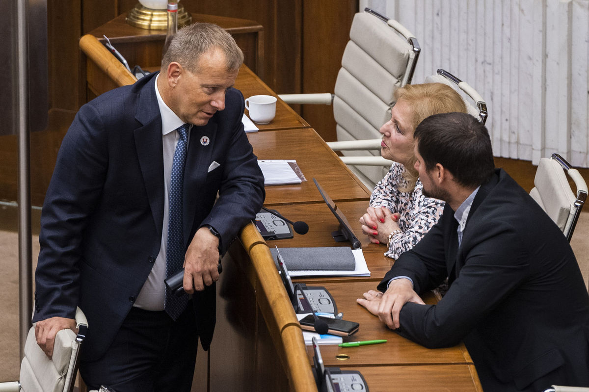Poslanci Magdaléna Sulanová a Martin Beluský...