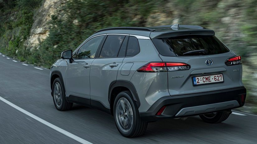 To, čo slabšiu Toyotu Corollu Cross odlišuje od...